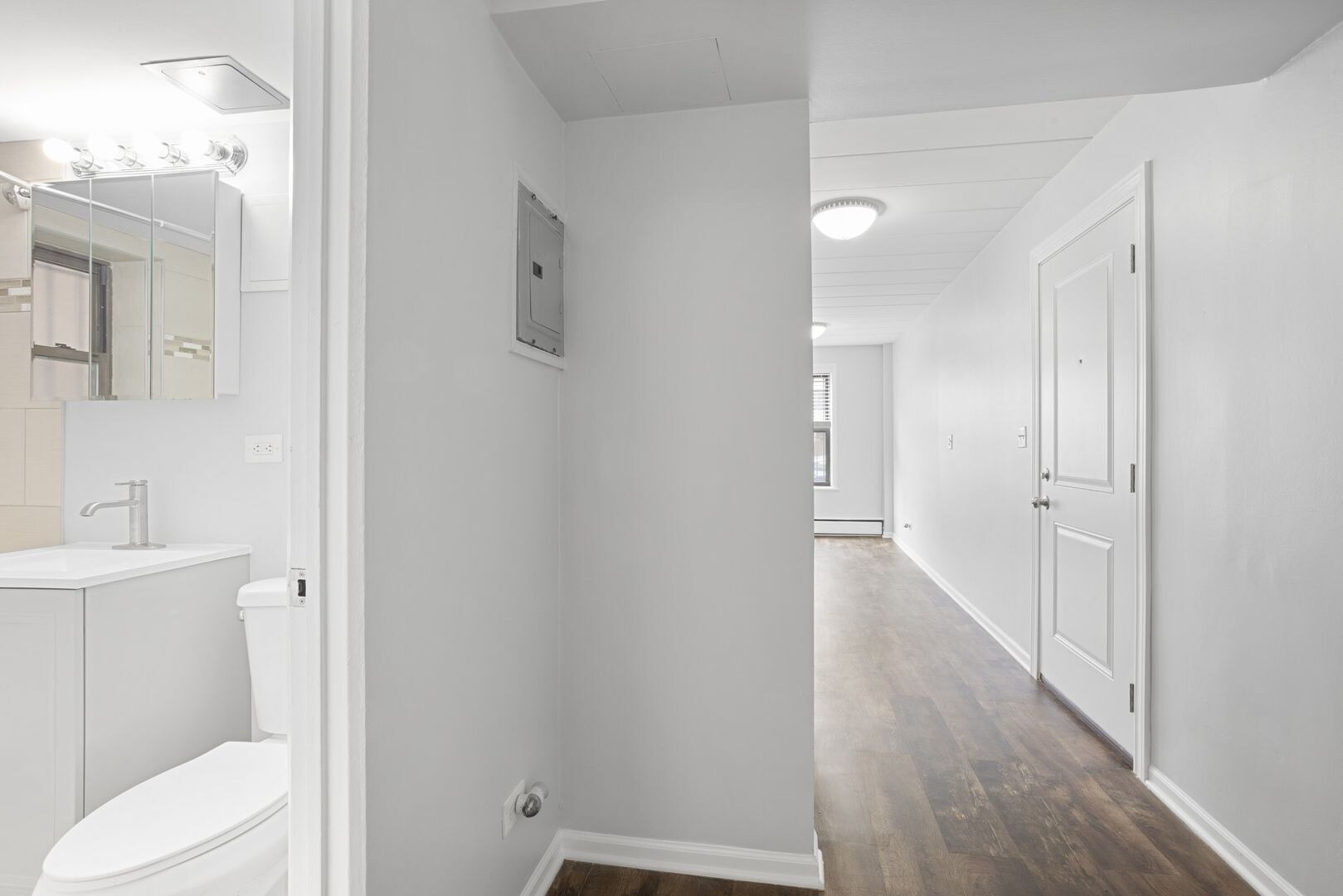 Building Photo - 6007 N Kenmore Ave