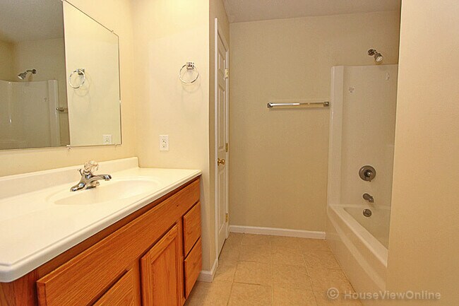 Building Photo - Spacious 2 Bedroom in Cape