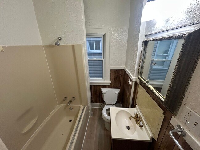 Building Photo - 1738 Milburn Ave