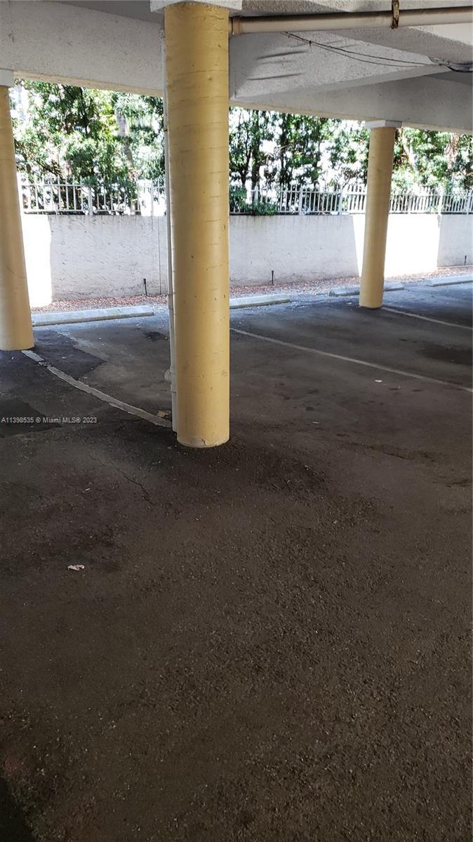 Building Photo - 1673 Bay Rd