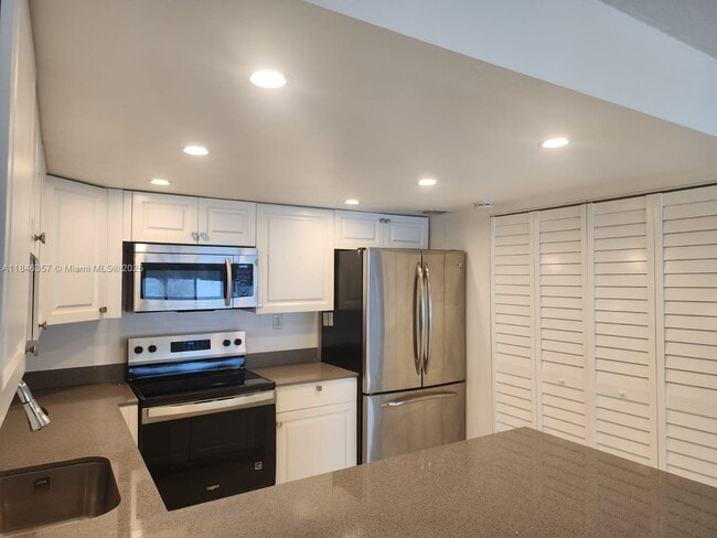 Building Photo - 6744 SW 40th St