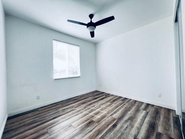 Building Photo - Private 2 bedroom, 1bath back house