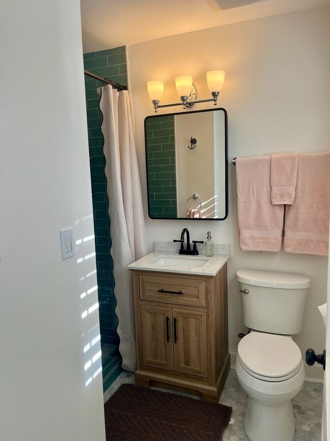 Building Photo - 3/2 Duplex Conveniently Situated in an Established Neighborhood!