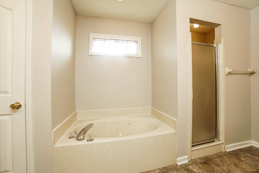 Building Photo - 5618 Heather View Dr