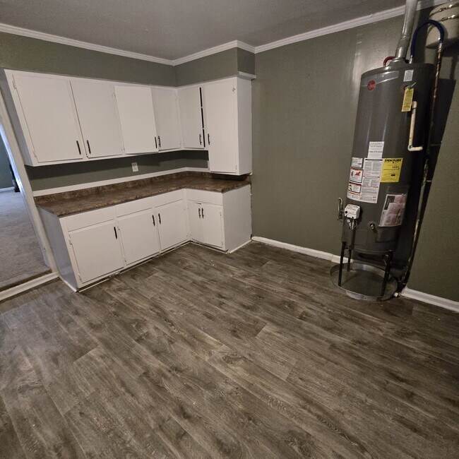 Building Photo - Great Craftsman style home with large private yard that's partially fenced.