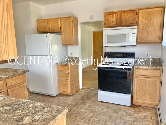 Building Photo - Large home with a huge yard on the West si...