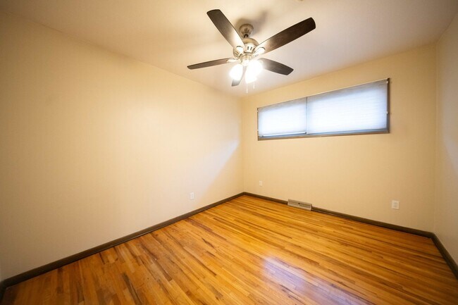 Building Photo - Mid-Century 3 Bedroom in Pine Valley Estates