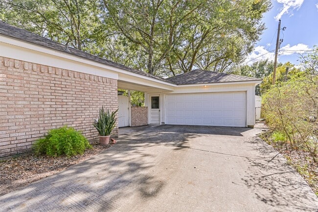 Building Photo - 2005 La Salle Ln