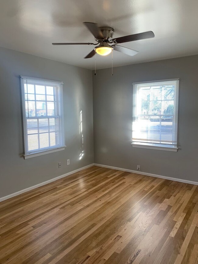 Building Photo - 2 BEDROOM, 1 BATHROOM APARTMENT