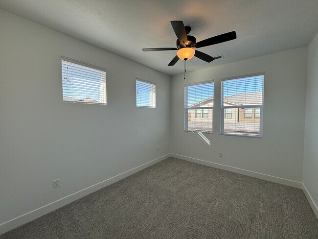 Building Photo - Woodland Estates Townhome! - END UNIT!!