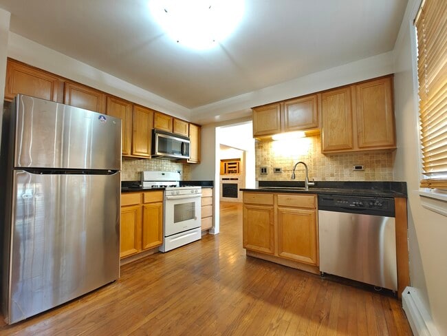 Building Photo - 7555 N Oakley Ave