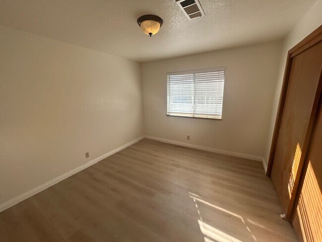 Building Photo - 6010 W Cambridge Ave