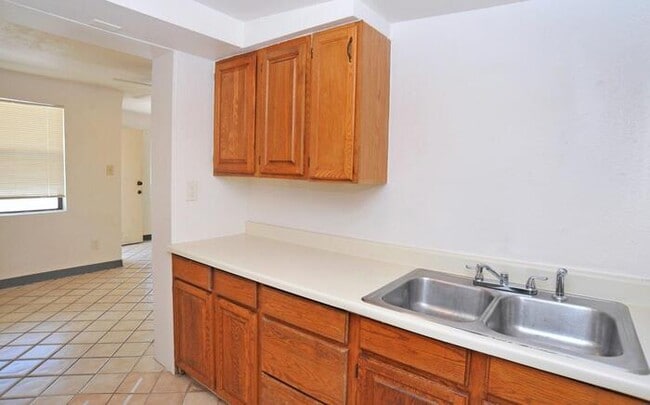 Building Photo - Cntrally Located 4 bedroom home