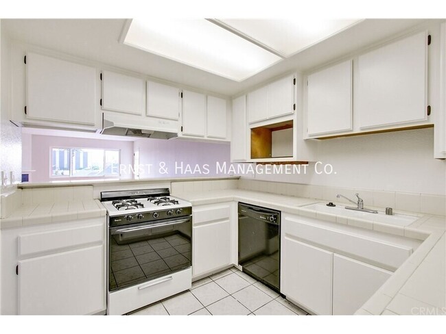 Building Photo - Beautiful Third Floor Condo with City Views!