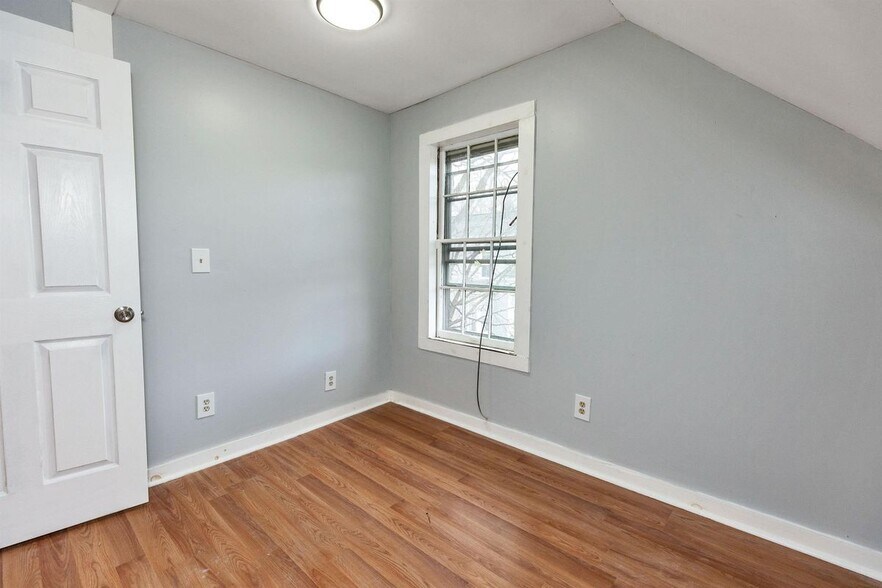 Building Photo - 27 School, D