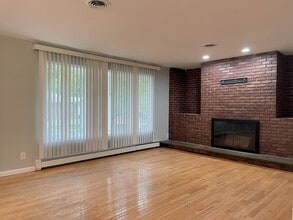 Building Photo - 129 Hall St