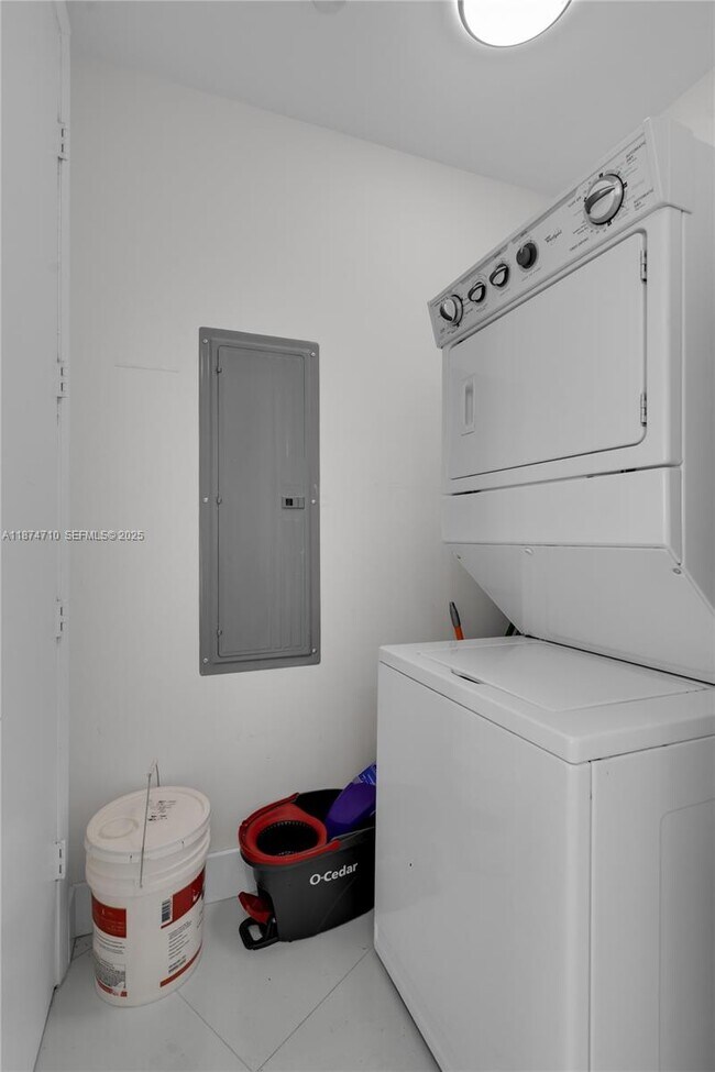 Building Photo - 15811 Collins Ave