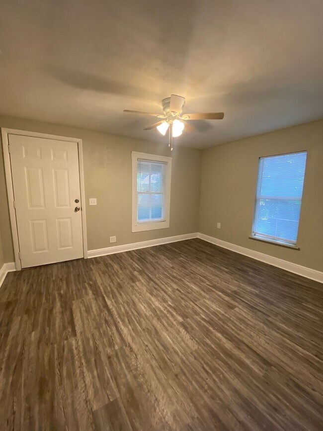 Building Photo - Walk to UF & Downtown!