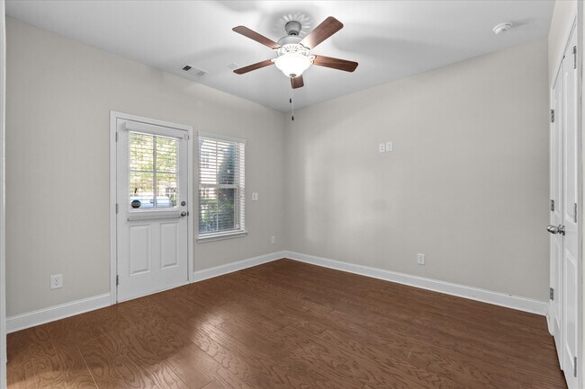 Building Photo - 1024 Moorewood Ln S E