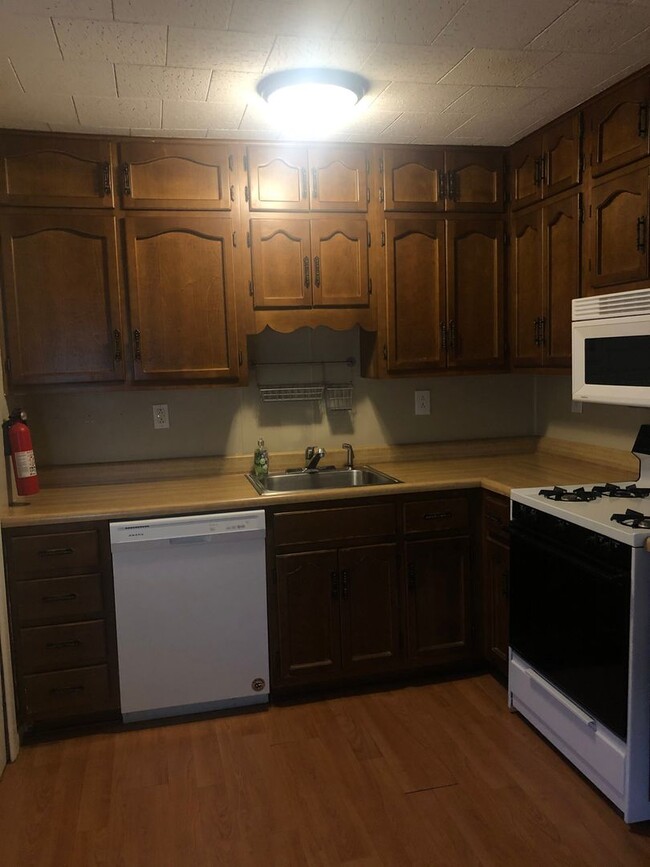 Building Photo - Spacious 2-Bedroom Home