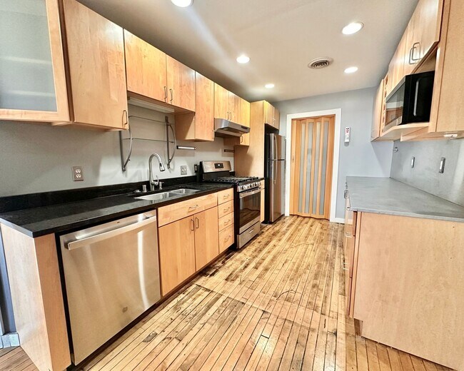 Building Photo - Oversized Downtown 1 Bed, 1 Bath + Den Condo!