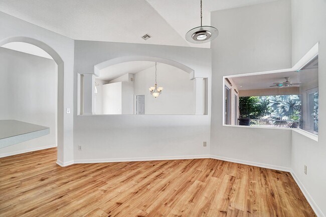 Building Photo - 513 SE Cliff Rd