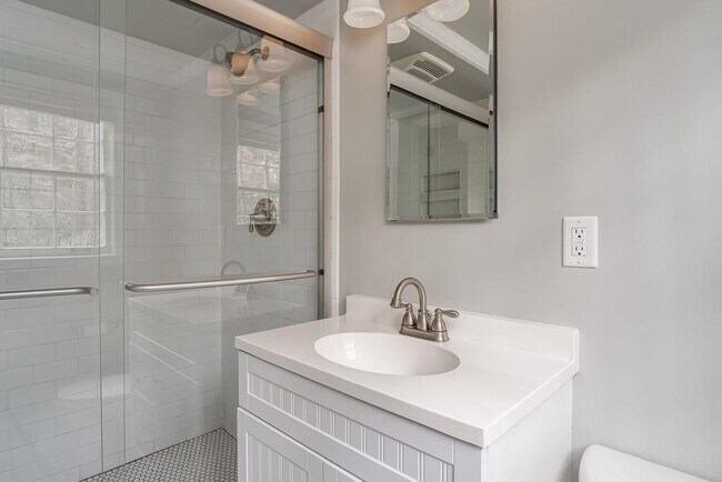 Building Photo - 4601 Club Cir NE