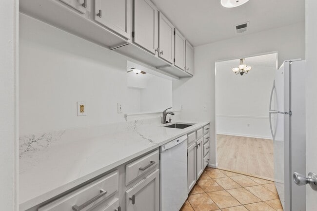 Building Photo - Top Floor Condo with Fireplace and Open Floorplan! Assigned Parking!