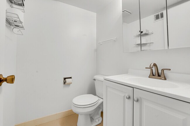 Building Photo - 150 Fountainview Ln