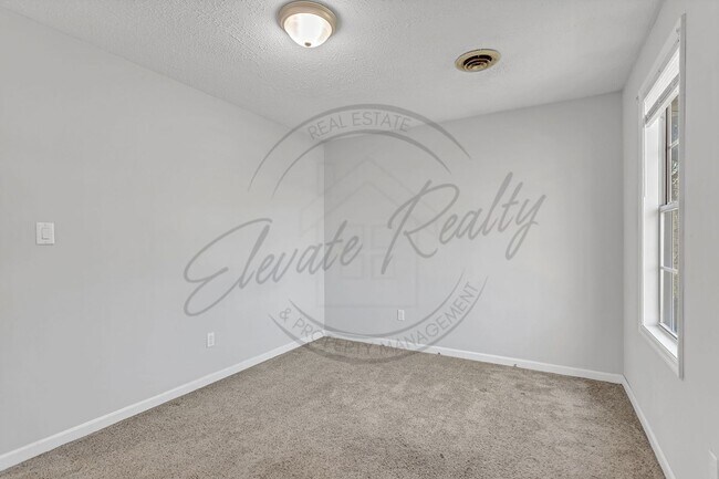 Building Photo - Three Bedroom, Two Level Duplex for Rent!