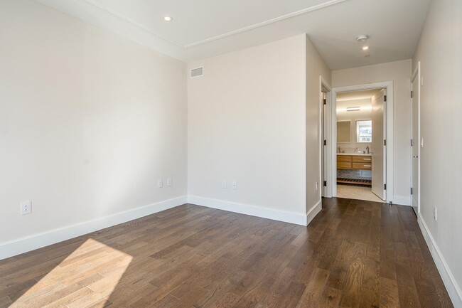 Building Photo - 372 9th St