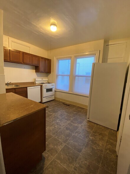 Building Photo - 576 Potomac Ave