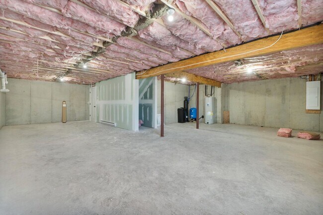 Building Photo - Move In Ready: Custom-built home