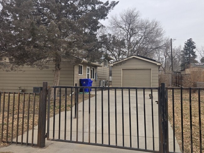 Building Photo - 807 Hutchinson Dr