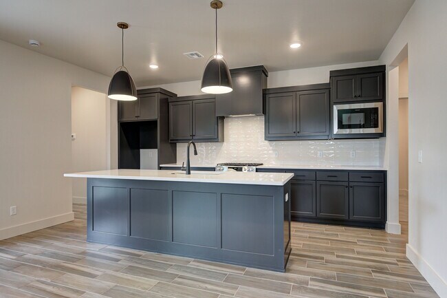 Building Photo - 6101 Kinnick Dr