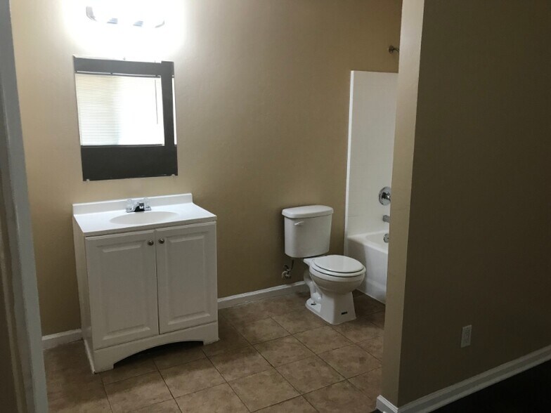 Building Photo - 821 Karma Ct