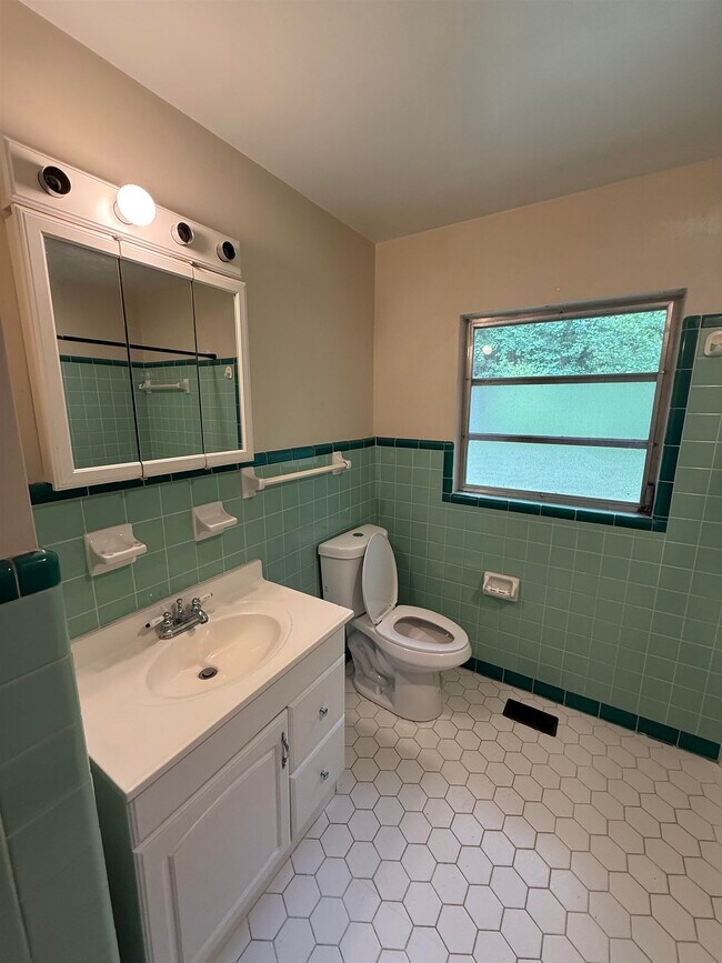 Building Photo - 5525 Springhill Rd