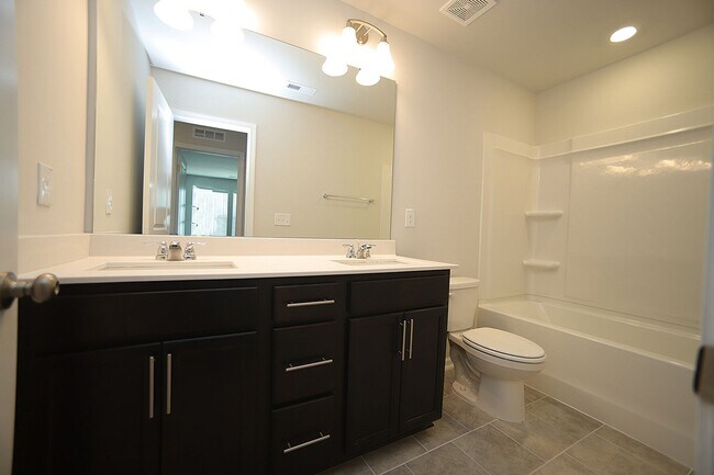 Building Photo - Beautiful 3 Bed+Bonus+2 Car Garage Townhom...