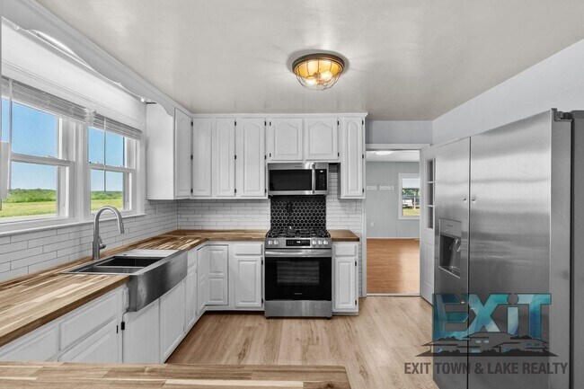 Building Photo - Country Feel, Modern Updates – 3BR Home on Quiet Road Just Outside of South Hill