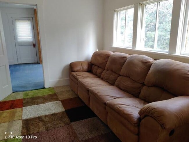 Building Photo - Historic Home On Large 1 Acre Property