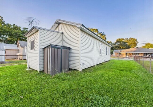 Building Photo - 1/2 OFF 1ST MONTH RENT - 2 Bedroom 1 Bathroom House for Rent