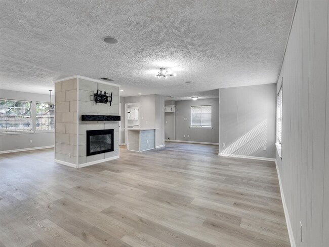 Building Photo - 3202 Lakehaven Dr