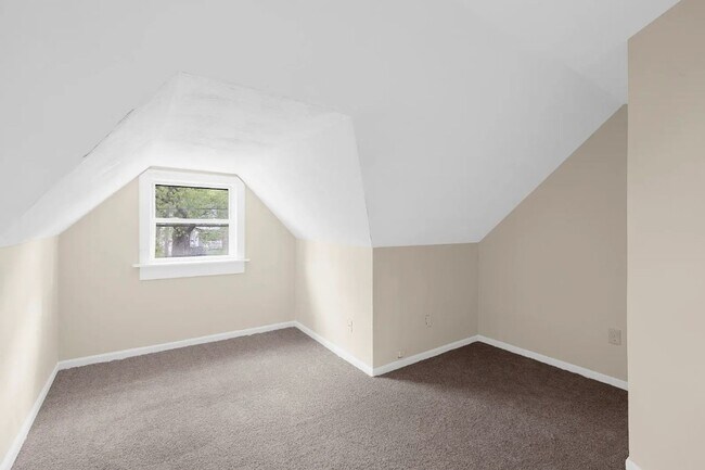 Building Photo - Spacious 5BR Home with Fenced Backyard in Norfolk