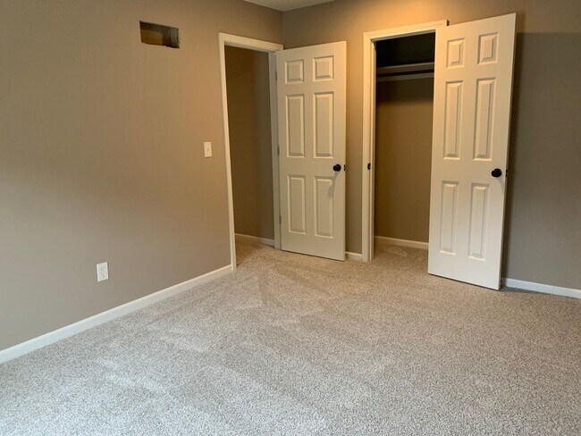 Building Photo - Large 4 Bedroom/3 Bath Home in Lee's Summit