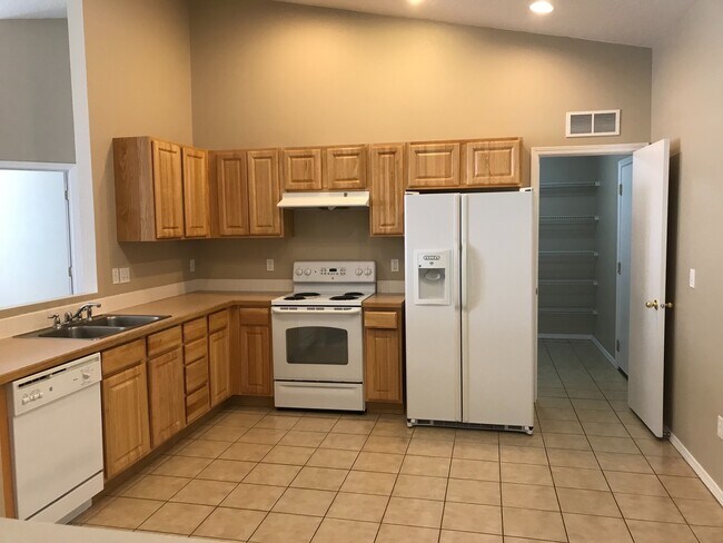 Building Photo - 3 bed/ 2 bath... 2 car garage... Single Level...In the Meadowbrook Subdivision.