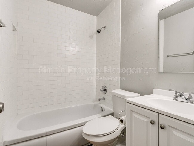 Building Photo - 409 E Hill Dr