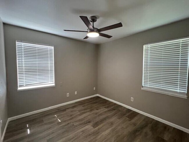 Building Photo - 1212 La Porte Dr