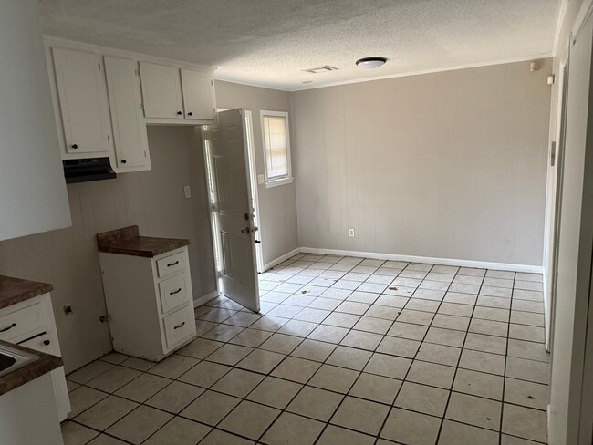 Building Photo - 1550 Midway St