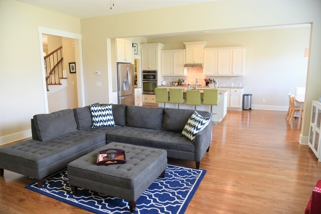 Building Photo - Beautiful, Spacious 4 bedroom 3 bath home ...