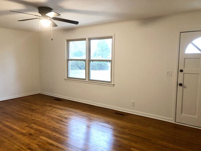 Building Photo - 3 bed 2 bath family rental